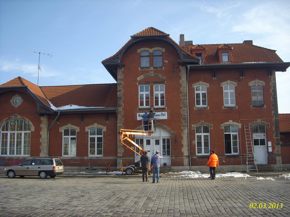Am 02.03.2013 wurde am Bahnhofsgebäude in Naumburg Ost während einem Arbeitseinsatz der IG Unstrutbahn ein neues Stationschild angebracht. (Foto: Hans Grau)