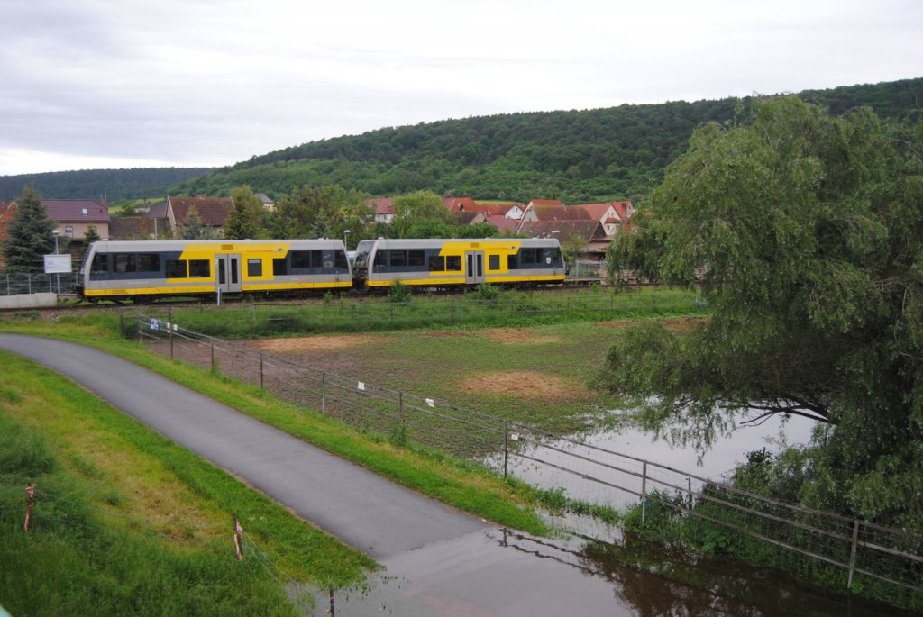 Am 02.06.2013 stehen Burgenlandbahn 672 908 + 672 911 als RB 34873 nach Naumburg Ost abfahrbereit am Hp Wangen. (Foto: dampflok015)