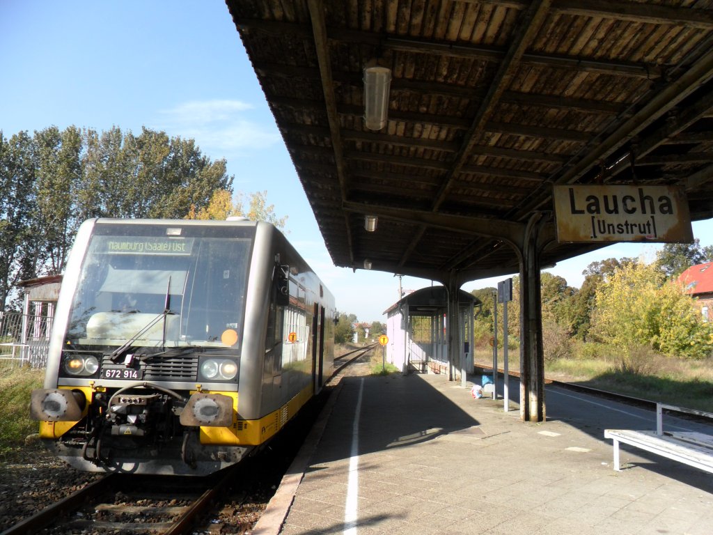 Am 04.10.211 wartet der LVT 672 914 als RB 34875 nach Naumburg (Saale) Ost am Gleis 1 auf die Zugkreuzung der RB nach Wangen (Unstrut).