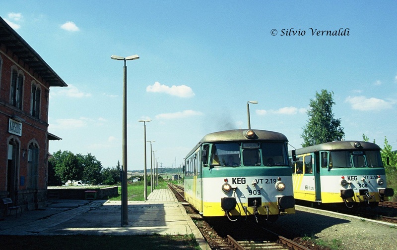 Am 07.08.1993 standen KEG 903 als RB nach Naumburg und KEG 908 als RB Richtung Nebra abfahrbereit im Bf Karsdorf. (Foto: Silvio Vernaldi)