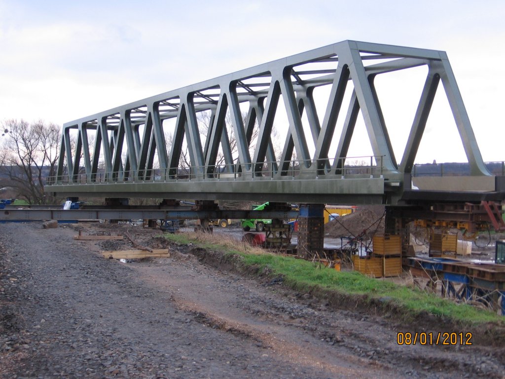 Am 08.01.2012 wartet die neue Saalebrücke in Roßbach immer noch auf ihren Einbau. (Foto: Hans Grau)