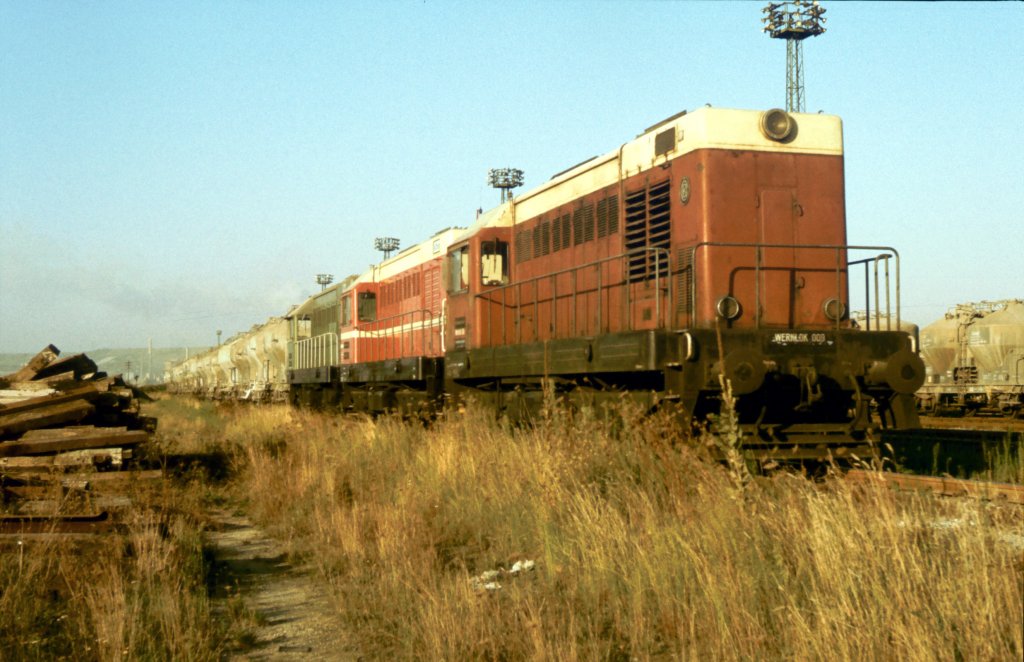 Am 10.10.1987 zeigten sich die Karsdorfer Werksloks 009, 010 (107 004-4) und 001 auf den  100er Gleisen  in Karsdorf. (Foto: Klaus Pollmcher)
