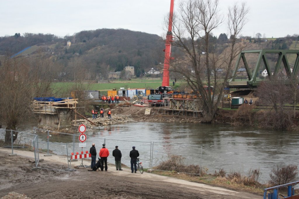 Am 11.01.2012 wartete man auf das Einschieben der neuen Saalebrücke in Roßbach, aber wegen Sturm ging es erst am 12.01.2012 richtig los. (Foto: Peter Stumpf)