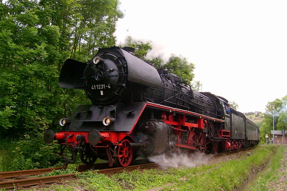 Am 11.06.2005 war die 41 1231-4 der Eisenbahnfreunde Staßfurt mit einem Sonderzug aus Schönebeck auf der Unstrutbahn zu Gast. Hier der Leerzug aus Karsdorf nach Abstellung bei der Einfahrt Freyburg. (Foto: Marcel Grauke)