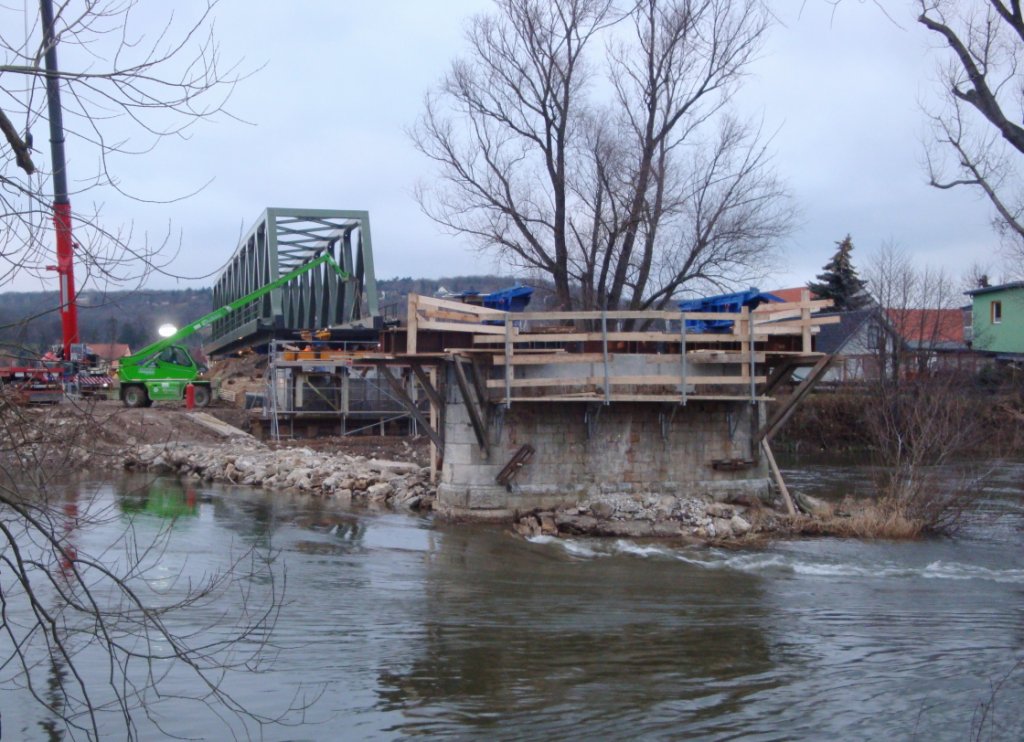 Am 12.01.2012 sollte endlich der Einschub der neuen Saalebrücke in Roßbach erfolgen. Wegen Sturm wurde dieser aber abgebrochen. (Foto: Günther Göbel)