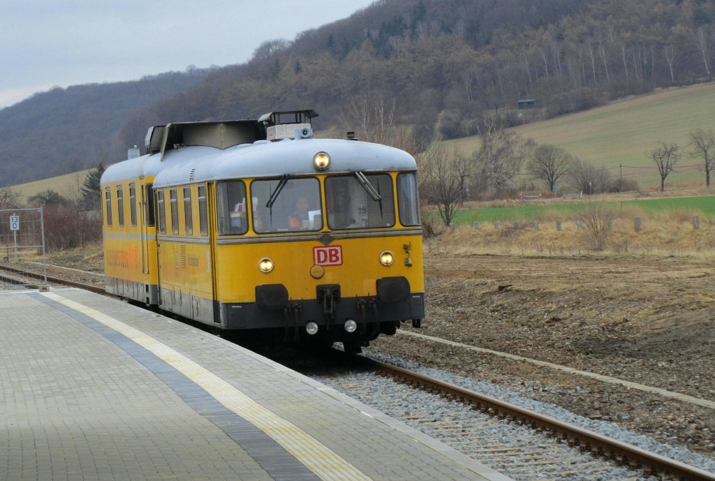 Am 12.03.2012 durchfuhren die beiden Gleismesstriebwagen 725 002-0 + 726 002-9 von DB Netz Instandhaltung als NbZ 94021 (Naumburg Hbf - Nebra) den Bf Laucha. (Foto: Dieter Thomas)
