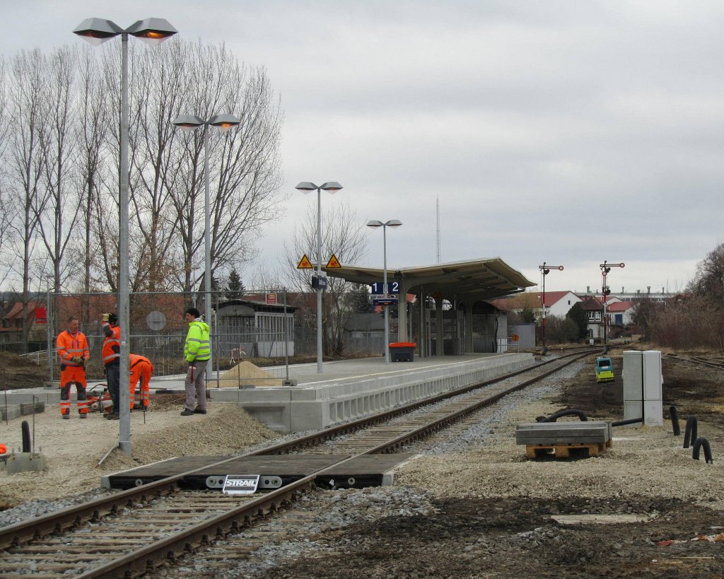 Am 12.03.2012 fanden im Bf Laucha immer noch Arbeiten an der Schnittstelle zwischen Bus und Bahn statt. (Foto: Dieter Thomas)