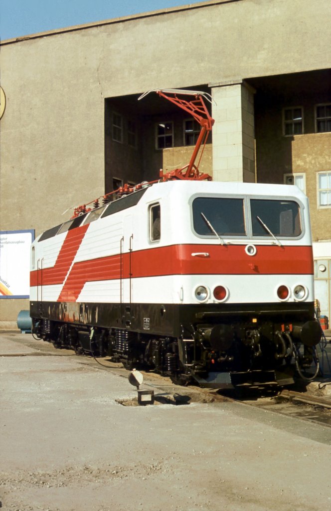 Am 15.03.1982 fotografierte Klaus Pollmächer den Prototyp 212 001-2 auf einer Messe in Leipzig. 
