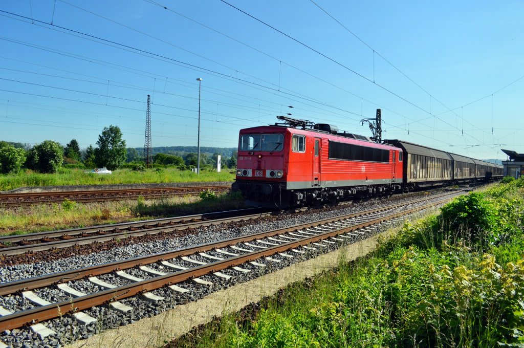 Am 15.06.2013 mußte DB 155 11-8 mit ihrem Güterzug in Naumburg Hbf kurz halten. Die RB aus Saalfeld mußte erst auf Gleis 3 einfahren, bevor es dann weiter Richtung Bad Kösen ging.