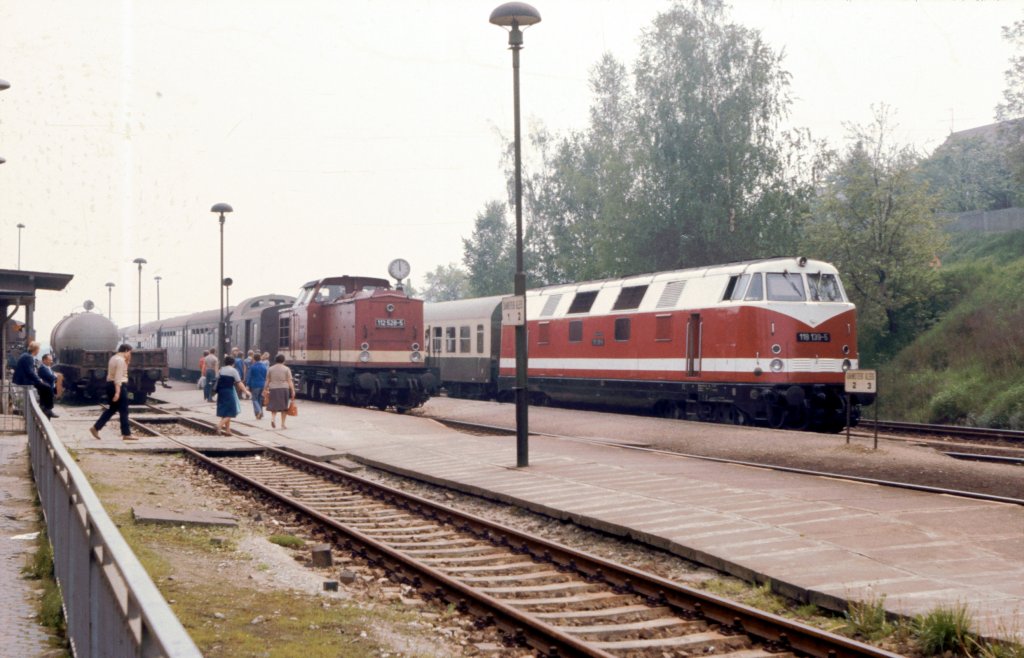Am 16.05.1983 fotografierte Klaus Pollmächer im Bf Freyburg die DR 112 528-5 mit einem Personenzug aus Naumburg Hbf. Auf Gleis 3 dagegen steht die DR 118 139-5 mit einem Sonderzug, der für Filmdreharbeiten in der Weinstadt war.