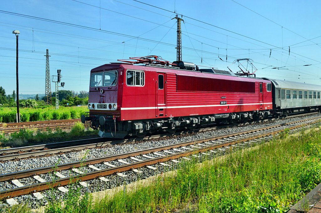 Am 16.06.2013 verkehrte der  PIKO-Express  DPE 80318 von Leipzig-Plagwitz nach Sonneberg (Thür) Hbf. LEG 250 137-7 hatte den Wagenpark des EMBB am Haken. Nach kurzem Halt in Naumburg Hbf ging es weiter Richtung Thüringen.