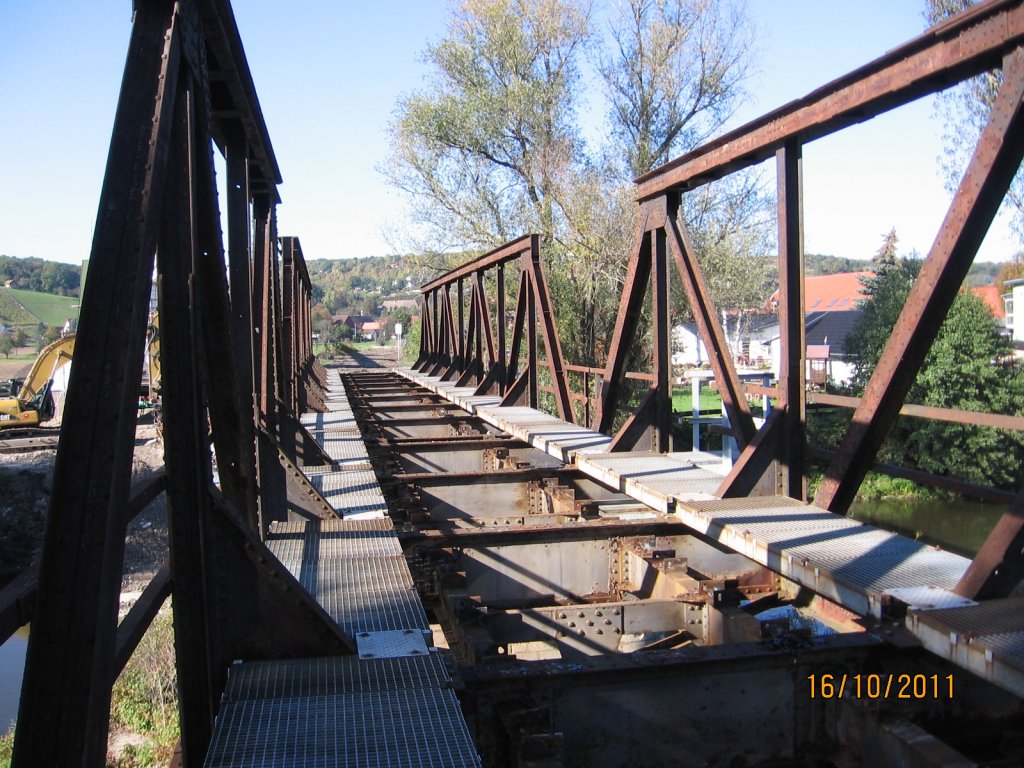 Am 16.10.2011 war bereits das Gleisbett auf der alten Saalebrücke in Roßbach demontiert wurden. (Foto: Hans Grau)