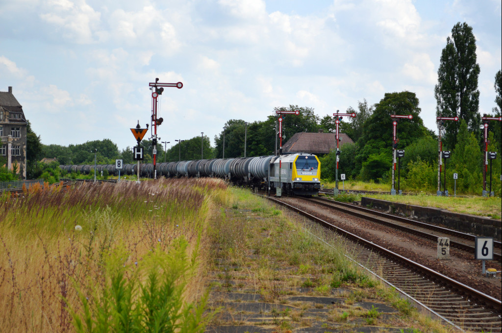 Am 18.07.2013 kam die von NBE Rail an InfraLeuna vermietete 263 006-9 mit einem Kesselzug aus Richtung Leipzig in Zeitz an. Nach dem Umsetzen drckte die Lok den Zug zum Bioethanolwerk.