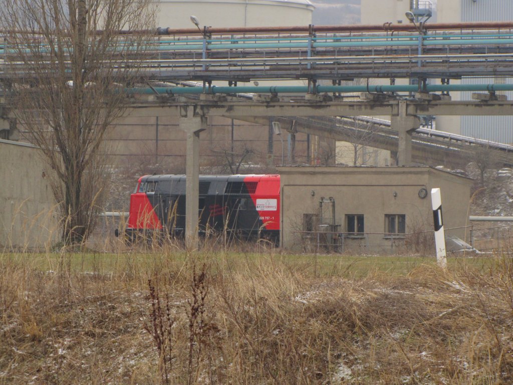 Am 19.02.2011  versteckte  sich die Erfurter Bahnservice 228 757-1 (92 80 1228 757-1 D-EBS) im Zementwerk Karsdorf.