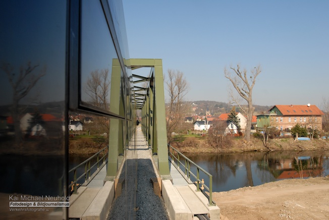 Am 24.03.2012 überquert Burgenlandbahn 672 916 als Sonderzug aus Naumburg Hbf zur Eröffnung des neuen Hp in Roßbach die neue Saalebrücke. (Foto: © Kai Michael Neuhold / Bahnaktuell.net)