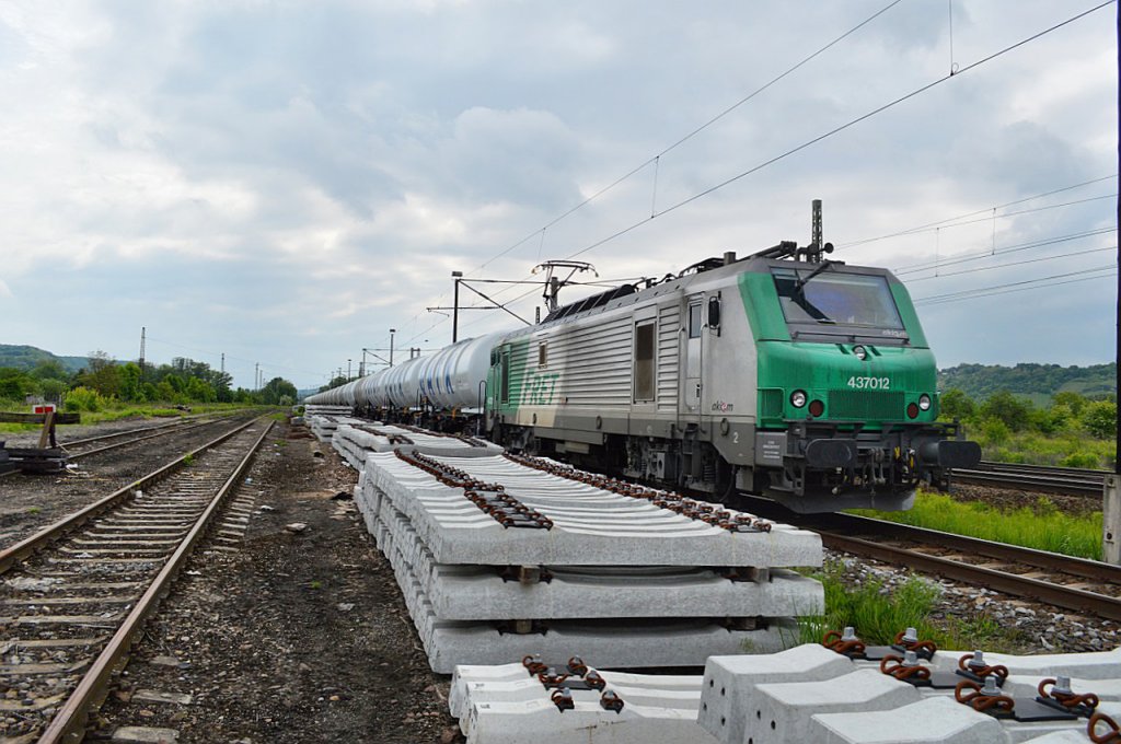 Am 24.05.2013 stand die Akiem/FRET 437 012 mit einem Kesselwagenzug nach Großkorbetha in der Überholung in Naumburg Hbf. 
