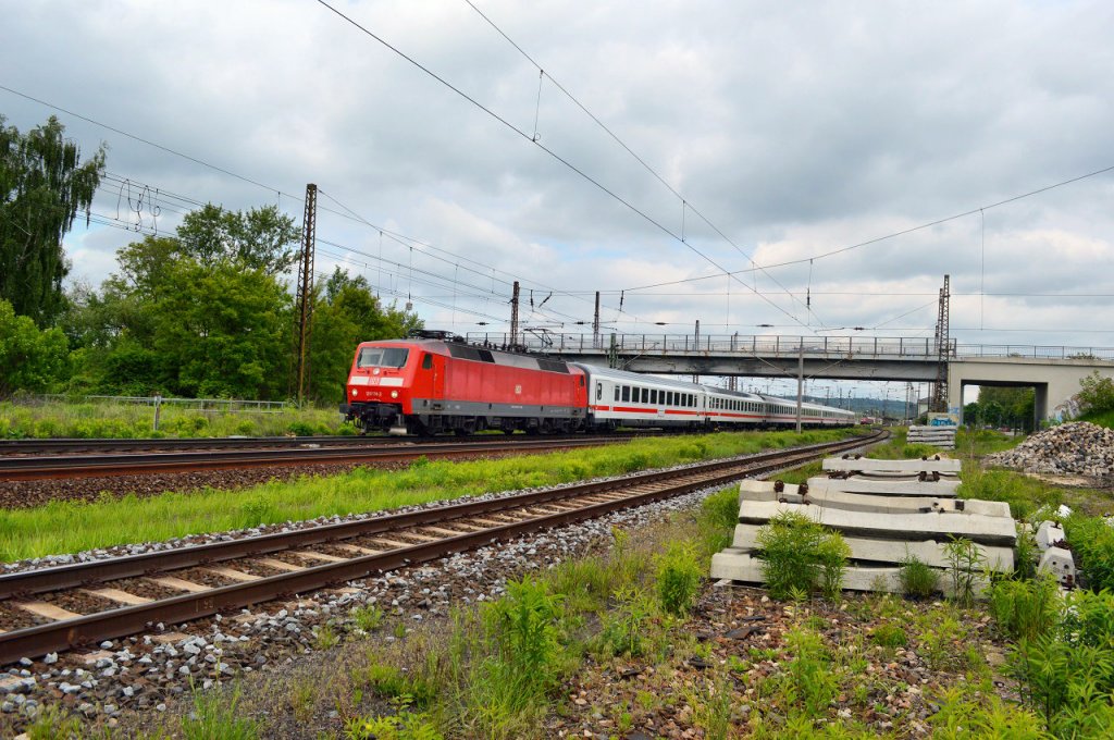 Am 24.05.2013 zog die DB 120 138-3 einen unbekannten IC durch Naumburg Hbf gen Süden.