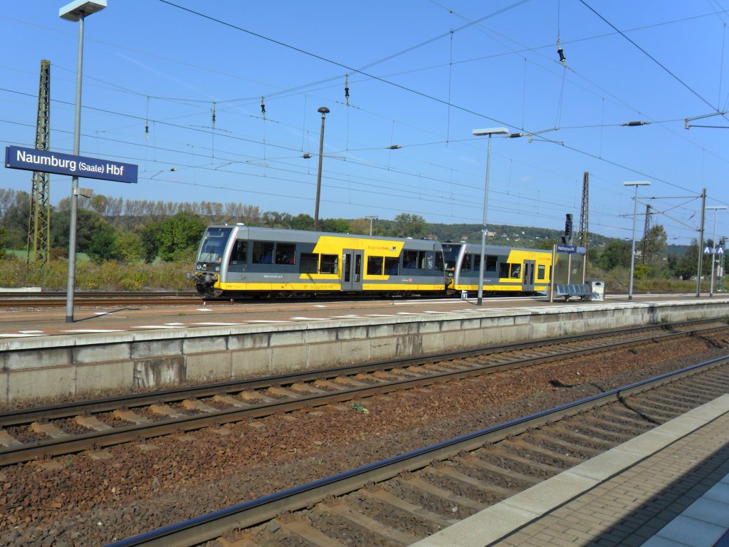 am 25.09.2011 war die Burgenlandbahn im Doppelpack unterwegs. Hier 2x LVT 672... als RB nach Naumburg(Saale) Ost kurz vor dem Abzw, von der Hauptbahn.