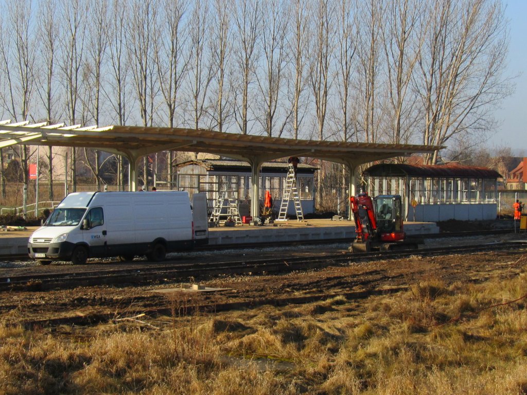 Am 26.01.2012 fanden am neuen Bahnsteig in Laucha noch Restarbeiten statt. Der Bahnsteig wurde im Rahmen der umfangreichen Umbauarbeiten entlang der Unstrutbahn modernisiert. Dafür war die Strecke von Oktober 2011 bis Januar 2012 komplett gesperrt. (Foto: Dieter Thomas)
