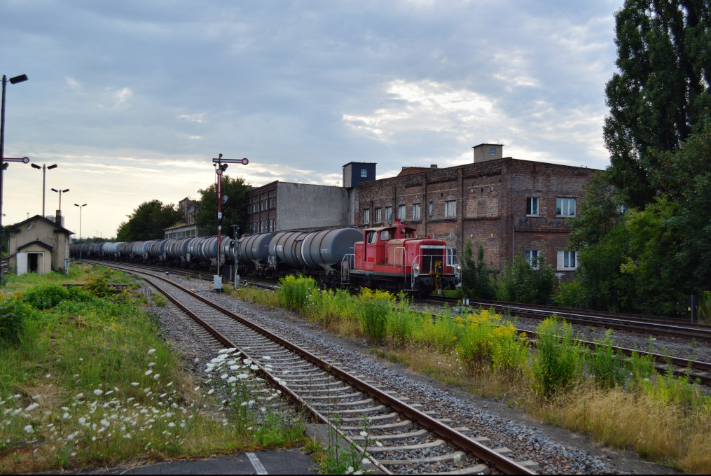 Am 26.07.2013 hat die DB 363 235-3 viel Mühe mit ihrer Übergabe aus dem Bioethanolwerk zum Güterbahnhof in Zeitz.