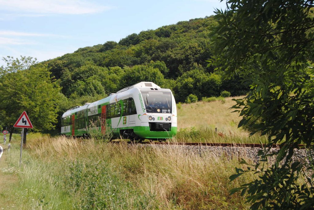 Am 26.07.2013 war der VT 201 der Erfurter Bahn außerplanmäßig als RB 34878 von Naumburg Ost nach Wangen unterwegs. Er filmte im Auftrag von DB Netz die Strecke und ist hier  am Hohn  bei Laucha zu sehen. (Foto: dampflok015)