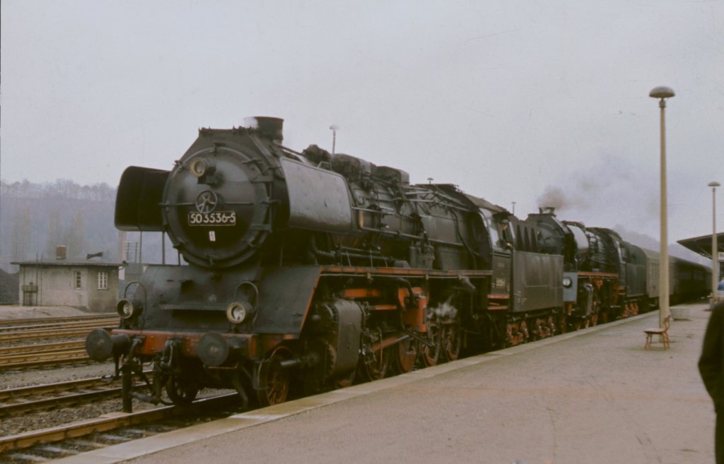 Am 28.01.1983 fotografierte Klaus Pollmächer in Nossen die DR 50 3536 gemeinsam mit der 35 1113 und dem P 15768 nach Riesa.