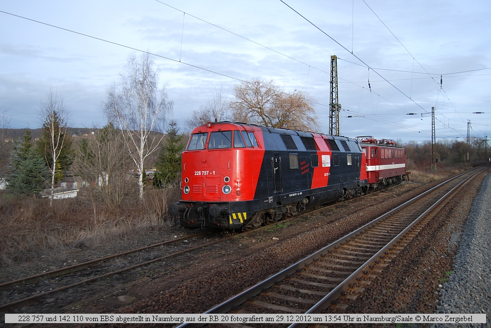 Am 29.12.2012 warteten die beiden EBS Loks 228 757-1 und 142 110-6 in Naumburg Hbf auf neue Aufgaben. (Foto: Marco Zergiebel)