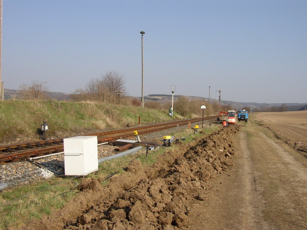 Am 30.03.2004 fanden am Ostkopf vom Bf Laucha Vorarbeiten für das verkabeln des heutigen Lichtsignals statt. (Foto: Klaus Pollmächer)