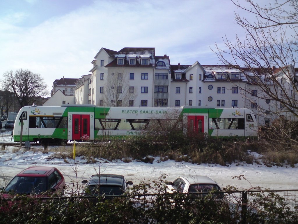 Am 31.01.2013 wurde dieser RegioShuttle der Erfurter Bahn von der EB 22 aus Richtung Zeitz kommend in Richtung Hauptbahnof überführt. Vermutlich ging die Fahrt nach Erfurt. Hier die Durchfahrt in Naumburg Ost; (Foto: Kevin Wrobel)