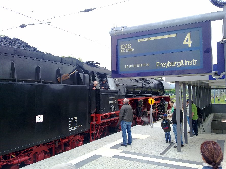 Am Bahnsteig 4 in Naumburg Hbf wird der Sonderzug nach Freyburg am 19.05.2013 kurioserweise als ICE angezeigt. (Foto: Holger Kames)