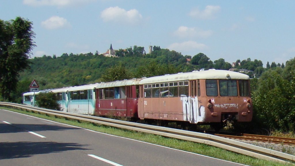 Am Ende der Überführungsfahrt von Stendal über Staßfurt und Karsdorf nach Adorf (Vogtl) liefen die roten DR 171 810-5 und 971 025-2 mit. Hier zu sehen bei Balgstädt als DLt 93126 Staßfurt - Karsdorf; 26.07.2011 (Foto: Günther Göbel)
