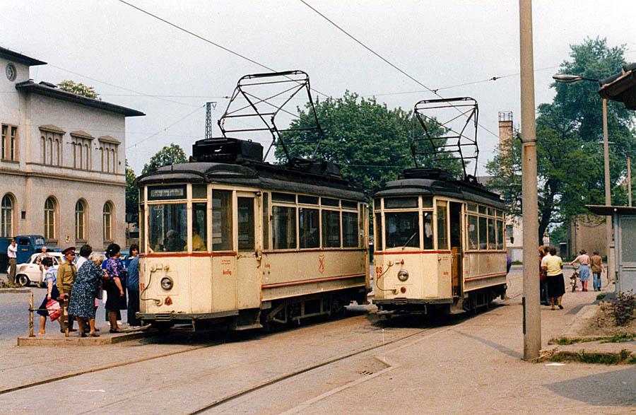 Am Hauptbahnhof begegnen sich die Tw 14 und 16 im Sommer 1979. Auch russische Besatzungssoldaten benutzen die Straßenbahn. (Foto: Bernd Dütsch)