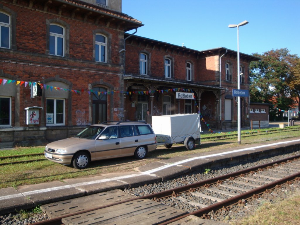 Am Morgen des 28.08.2011 wurde kurzerhand auf dem Bahnsteig geparkt, um die Modellbahnanlage fr das 6. Unstrutbahnfest in Roleben aufzubauen. (Foto: Gnther Gbel)