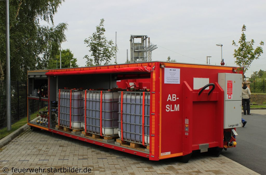 AM-Schauml�schmittel der Feuerwehr L�nen.
In dem AB-SLM befinden sich 6000 Liter Schaumittel.
Aufgenommen beim Tdot der Feuerwehr L�nen,15.9.2012.