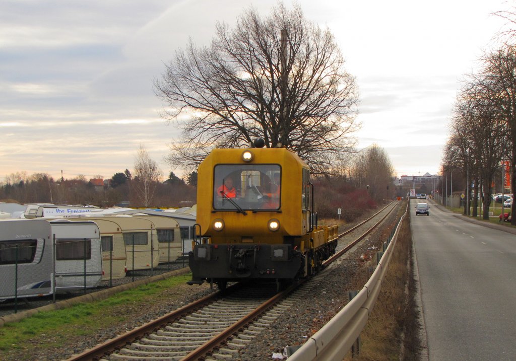Am Vormittag des 21.02.2012 fuhr dieser DB Netz GAF 100 R aus Richtung Teuchern kommend neben der C.-W.-Gehring-Str. in Richtung Naumburg Ost.