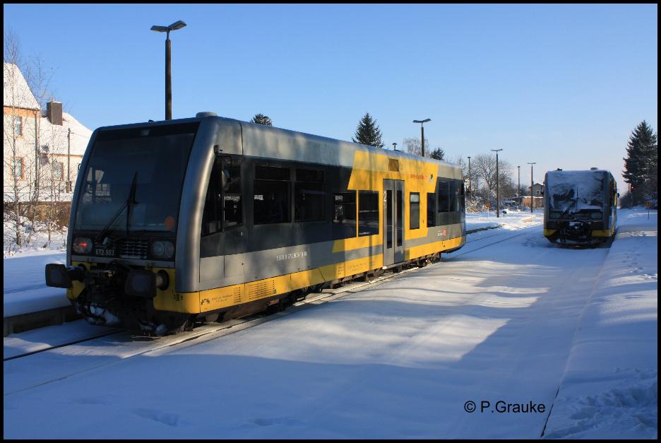An dem sehr kalten und schneereichen 3. Dezember 2010 steht der 672 903 der Burgenlandbahn als RB von Naumburg Ost nach Zeitz abfahrbereit im Bf Teuchern.(Foto: Peter Grauke)