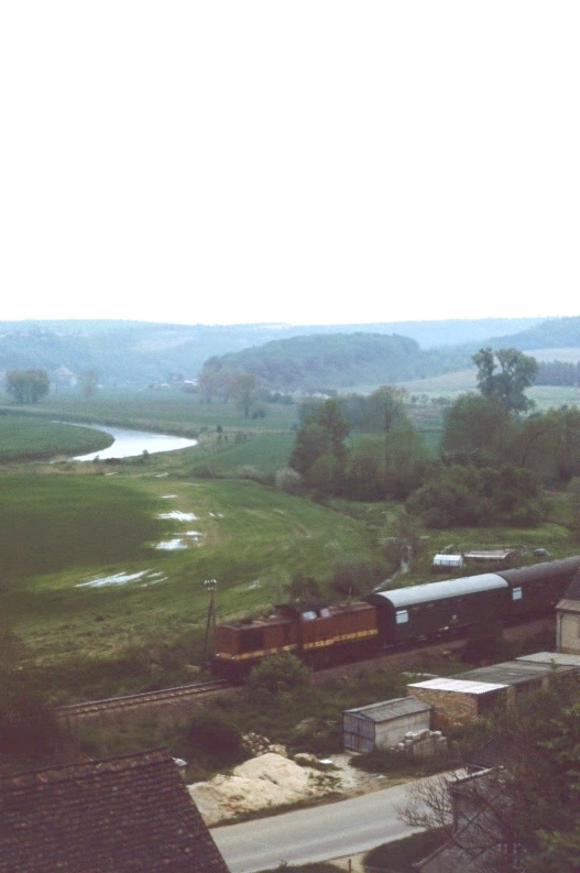 An einem Tag im Mai 1984 war diese DR 110 mit ihrem Personenzug nach Naumburg Hbf im Unstruttal zwischen Nebra und Vitzenburg unterwegs. (Foto: Peter Polzin)