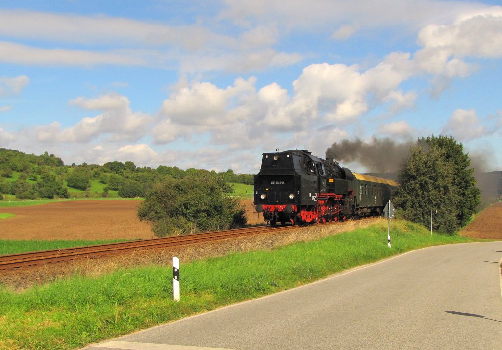 An ihrem letzten Fahrtag brachte die LEG 65 1049-9 einen Sonderzug aus Chemnitz zum Freyburger Winzerfest. Hier ist sie mit dem DLr 24886 von Freyburg nach Naumburg Hbf zur Abstellung bei Kleinjena zu sehen; 10.09.2011


