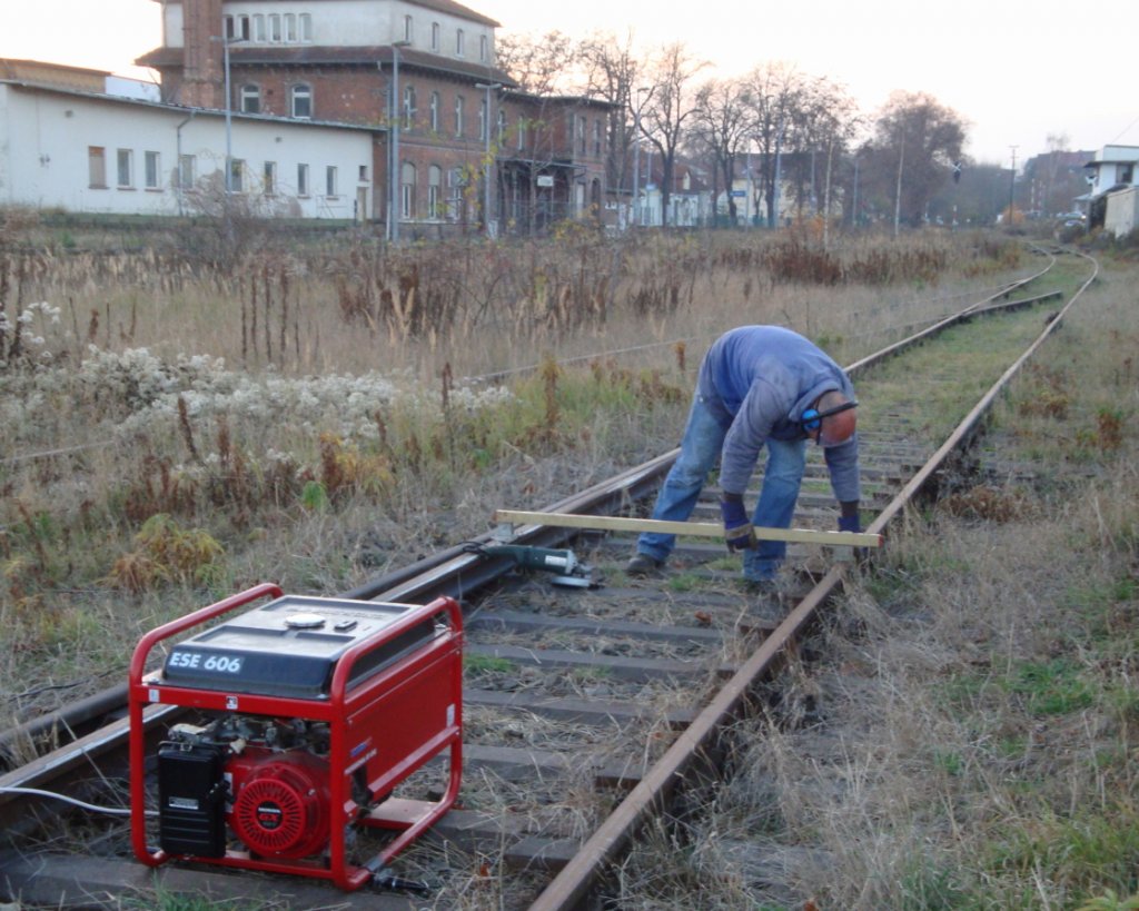 Arbeiten am Kalianschlußgleis am 17.11.2012 in Roßleben, damit es wieder befahren werden kann. Zukünftig soll. Dort sollen zukünftig wieder Schüttgutmassen per Bahn angeliefert werden. (Foto: Günther Göbel)