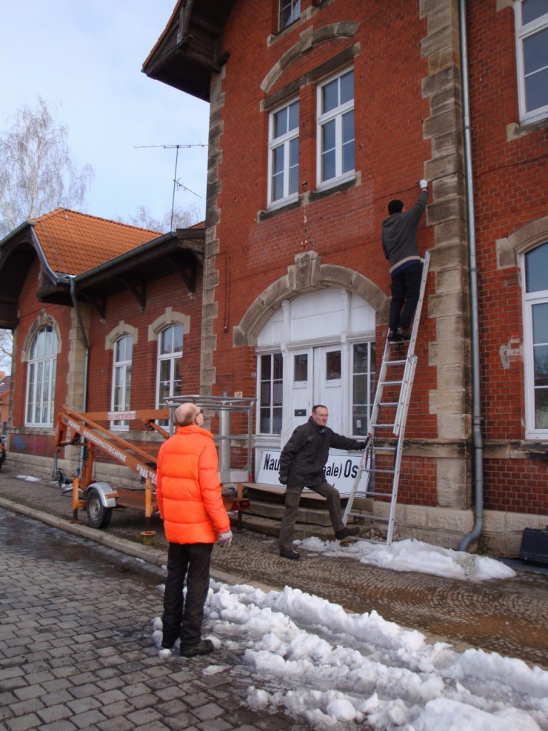 Arbeitseinsatz am 02.03.2013 in Naumburg Ost. Hier werden Vorbereitungen getroffen, um ein neues Stationschild anzubringen. (Foto: Günther Göbel)