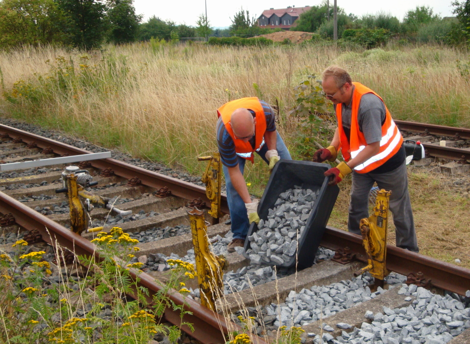 Arbeitseinsatz am 08.08.2010 an der Roßlebener Bahnhofseinfahrt. Es mußte eine neu aufgetretene Gleissenkung im durchgehenden Hauptgleis behoben werden, dabei haben wir 3 t Schotter eingearbeitet. (Foto: Günther Göbel)