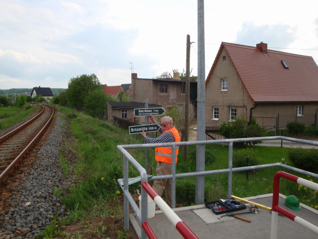 Arbeitseinsatz der IG Unstrutbahn e.V. am 14.05.2013 am Hp Roßbach, um Hinweisschilder für Touristen und Besucher der  Saale-Weinmeile  aufzustellen. (Foto: Günther Göbel)