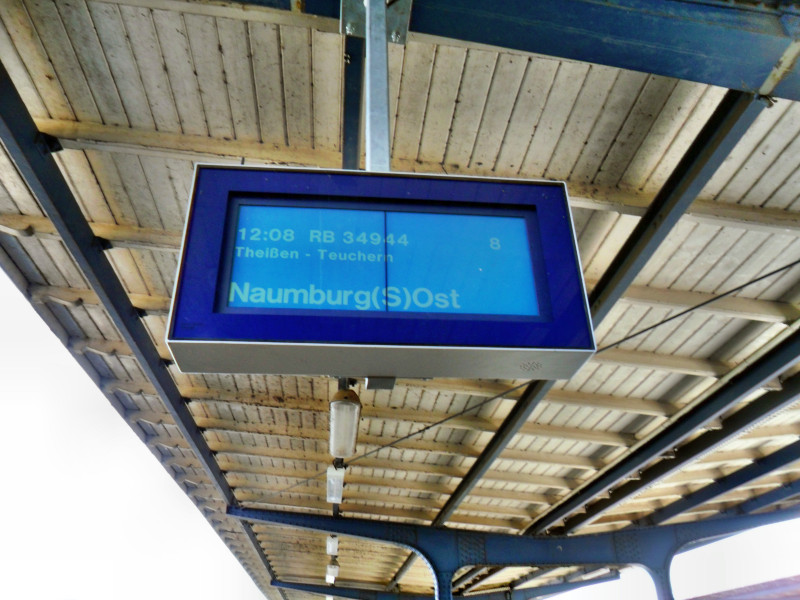Auf dem Zugzielanzeiger am Bahnsteig 8 in Zeitz, konnte man durch den Freyburger Winzerfestsonderzugverkehr zwischen Zeitz und Naumburg Ost, endlich mal wieder dieses Ziel lesen; 08.09.2012