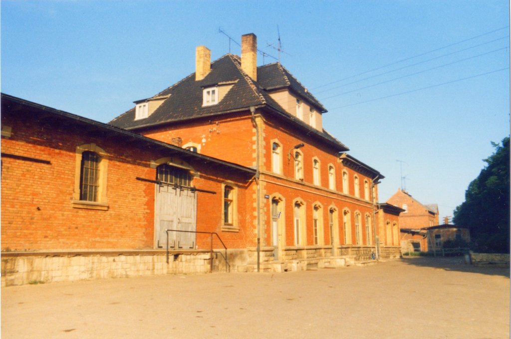 Bahnhofgebäude mit der Güterabfertigung in Laucha; 1988 (Foto: Günther Göbel)