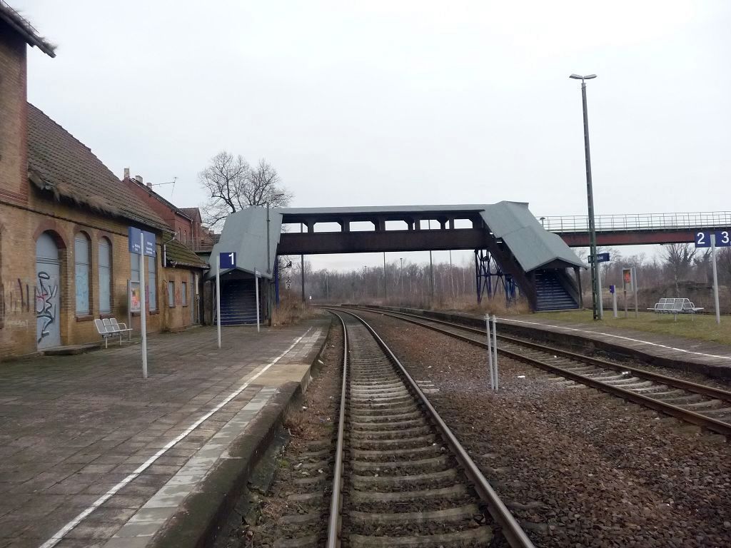 Bahnsteig 1 und 2 in Deuben am 27.02.2009. (Foto: Ralf Kuke)
