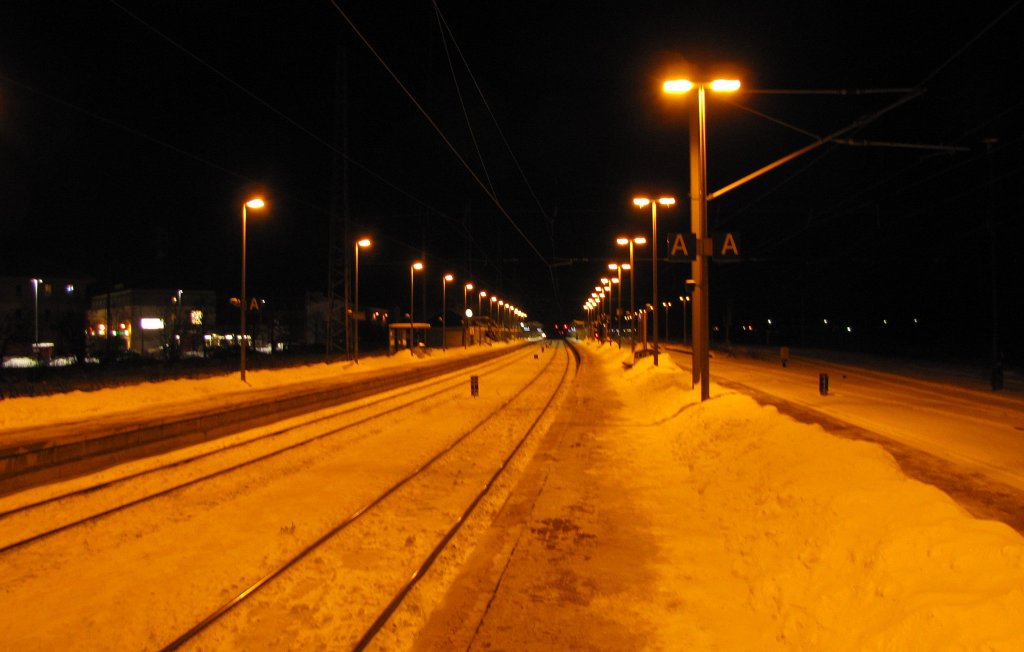 Bahnsteig 1 und 2 in Naumburg Hbf. In den letzen Tagen hat es sehr viel geschneit, der Zugbetrieb ist stark verspätet und der Bahnhof versinkt fast in dem Schnee; 10.12.2010