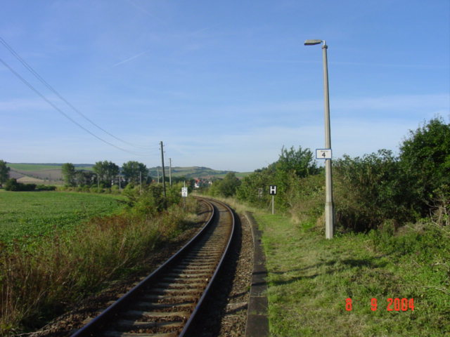 Bahnsteig 4 in Reinsdorf (b Artern); 08.09.2004 (Foto: Carsten Klinger)