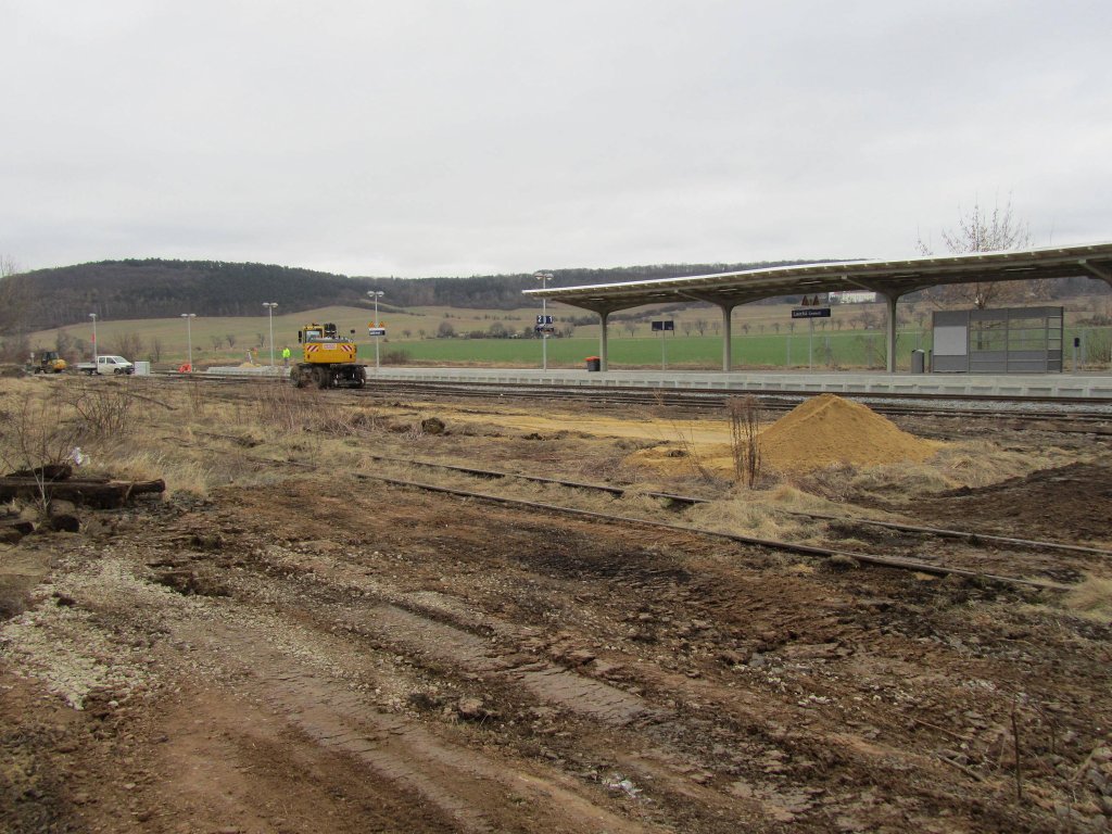 Bauarbeiten für die neue Schnittstelle zwischen Bahn und Bus am 12.03.2012 im Bf Laucha. Im Vordergrund der Bereich der ehemaligen Rangiergleise. (Foto: Dieter Thomas)