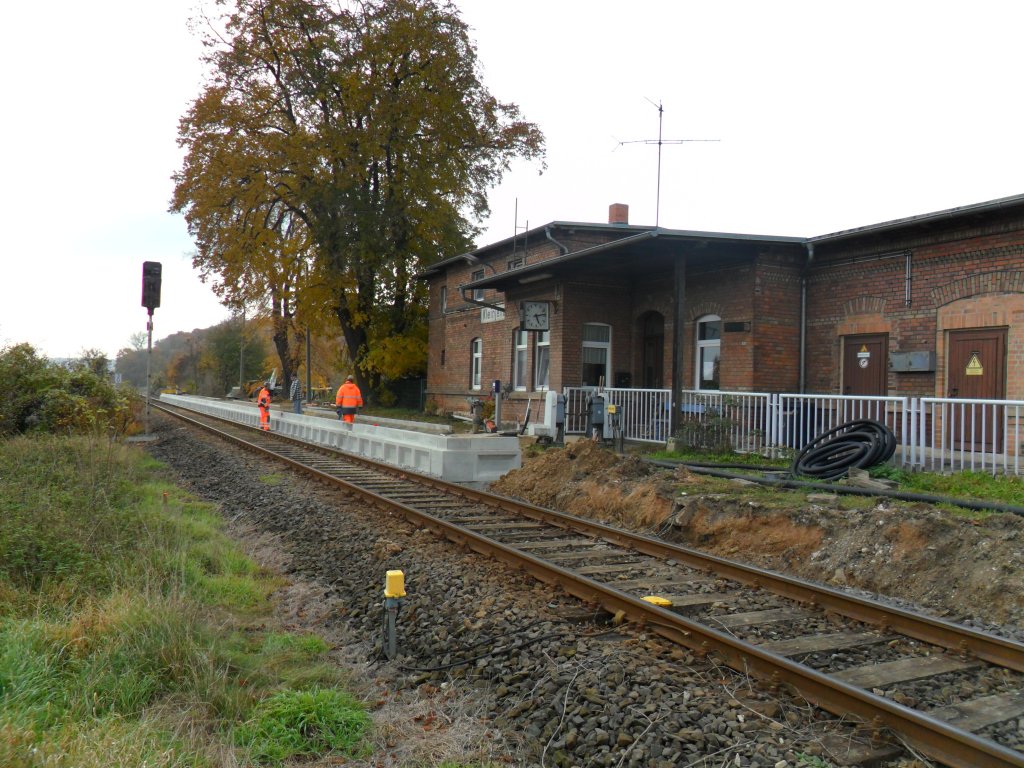 Bauarbeiten in Kleinjena.
Die neue Bahnsteigkante steht schon....(04.11.2011)