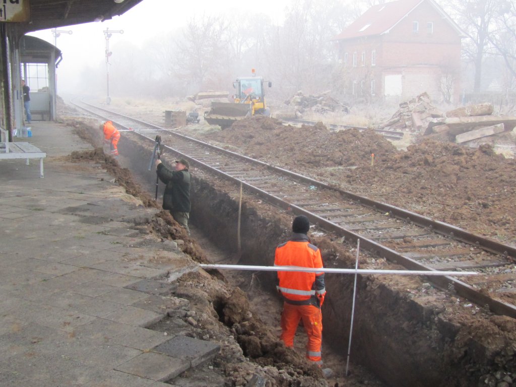 Bauarbeiten zur Setzung der neuen Bahnsteigkante am 15.11.2011 im Bf Laucha. (Foto: Dieter Thomas)